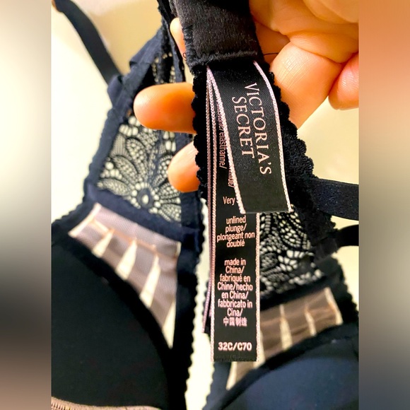 Victoria’s Secret Very Sexy Unlined Plunge Bra - Picture 2 of 5
